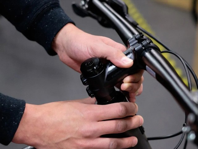 Проверка состояния грипсов и рулевой колонки