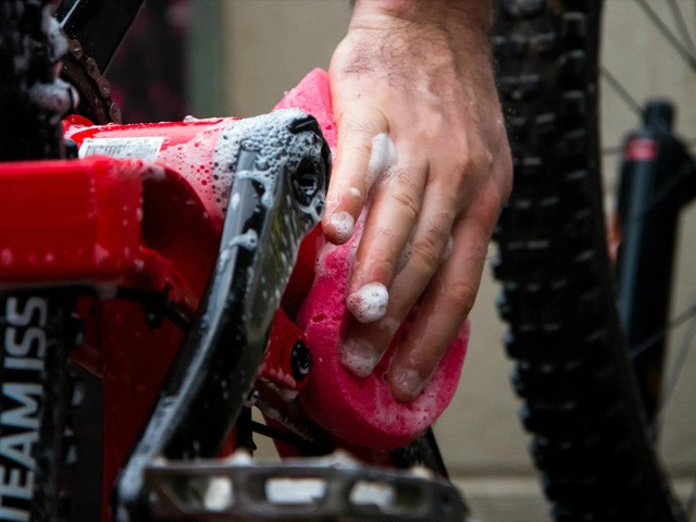 Очистка велосипеда от грязи и пыли